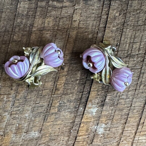 Jewelry - Vintage Molded Resin &‎ Enamel Flower Clip on Earrings
